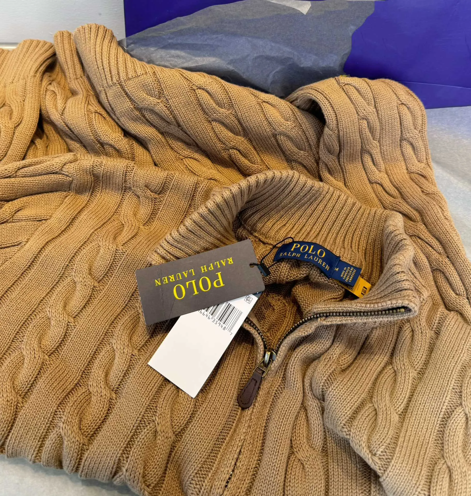 🅿️260 Style number: L03 RALPH LAUREN/Ralph Lauren classic war horse small label embroidered logo Paul polo turtleneck pullover classic half-zip knitted twist sweater sweater Size: Made of pure cotton yarn 🧶 blended with wool, pure cotton is skin-friendly and comfortable, small label war horse embroidered twist turtleneck sweater 🐎 high quality. Follow the blogger to learn how to wear it! Let’s get a Ralph Lauren cable sweater. It’s a super hard-to-find series after it became popular. It’s hard to find one on the official website. It’s simple and practical to wear, with a lazy and loose feel. The thickened fabric has more texture, soft and delicate feel, and a loose fit. Whether worn alone or layered, you can wear different styles of fashion with just one piece!   Size reference # xs s m l Length 64 66 68 70 Shoulder width 40 41 42 44 Bust 46 48 50 52